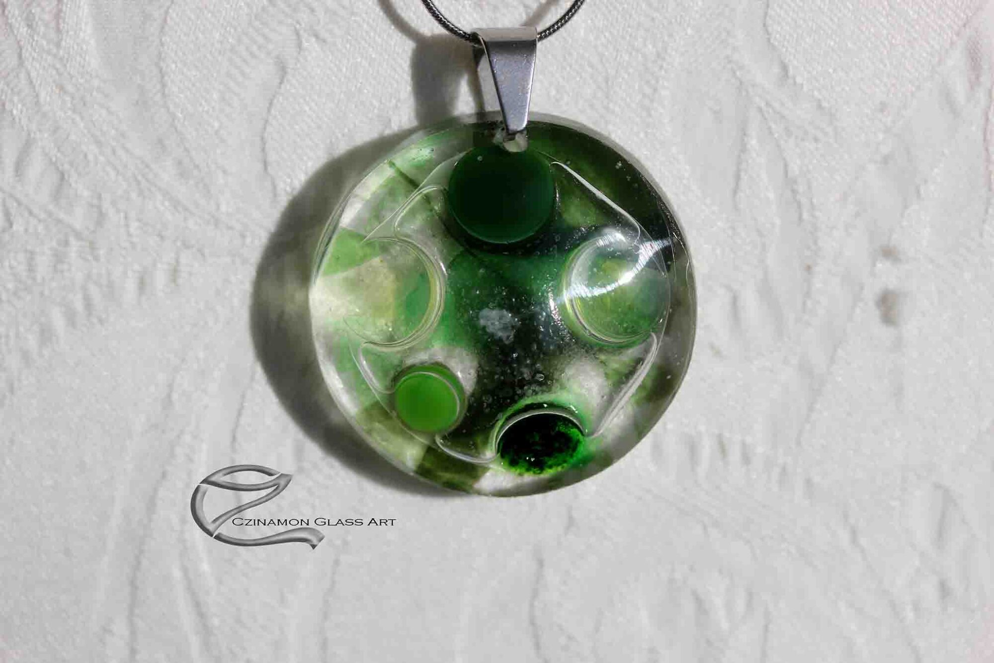 Zöldes üveg medál