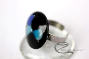 Kék, fekete kerek üveg gyűrű