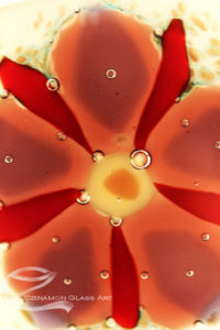 Lila virág mintás üvegékszer