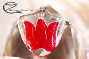 Piros tulipán üveg medál