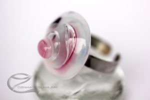 Rózsaszín üveg gyűrű