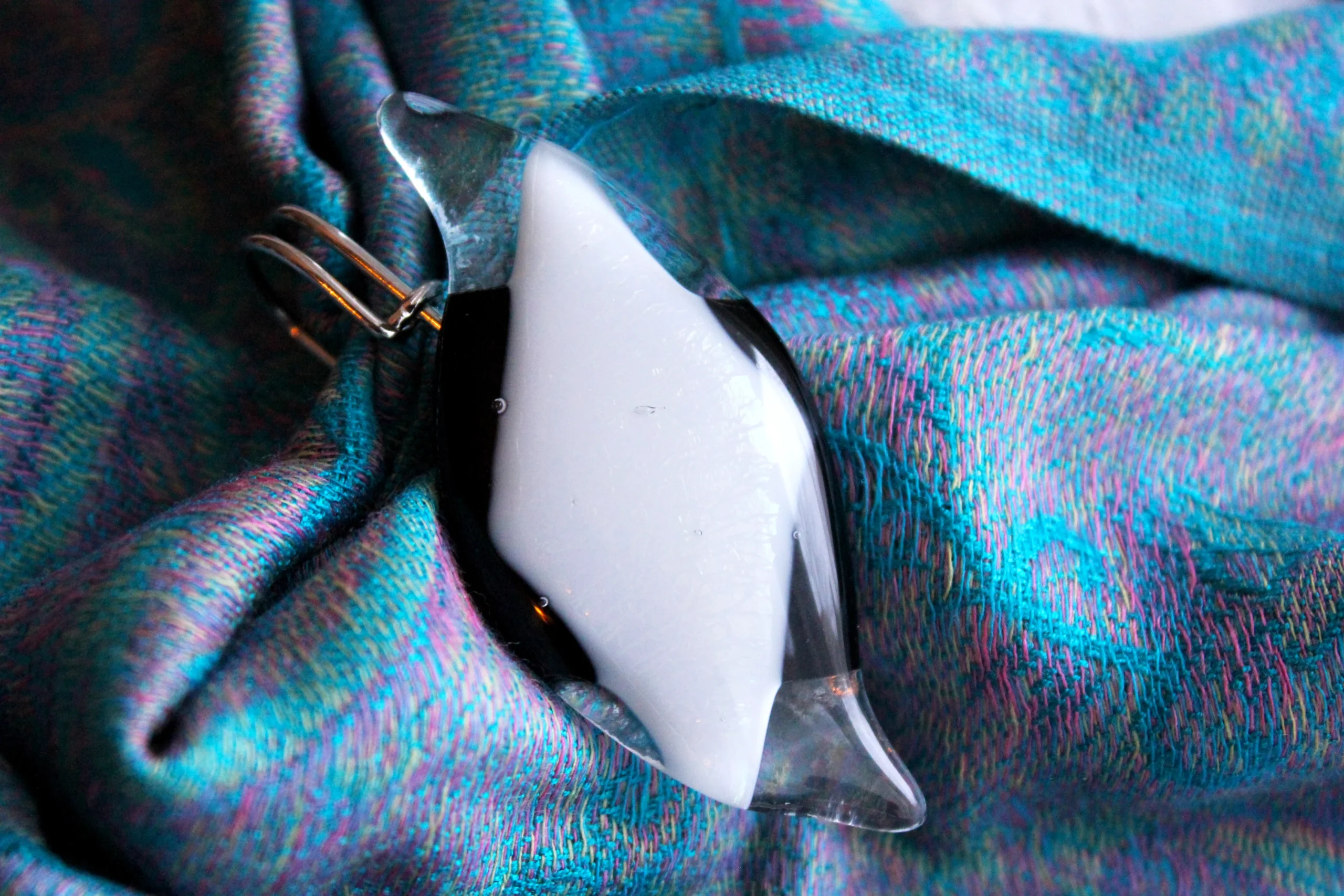 Üveg bross, kitűző